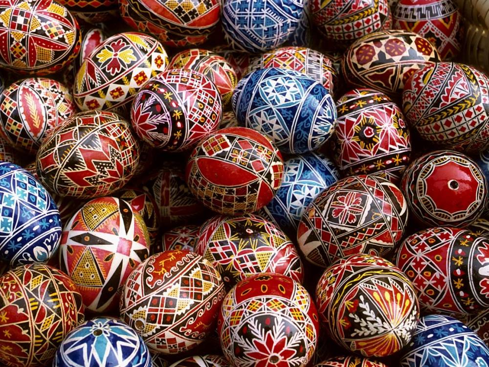 Painting Easter eggs by batik method